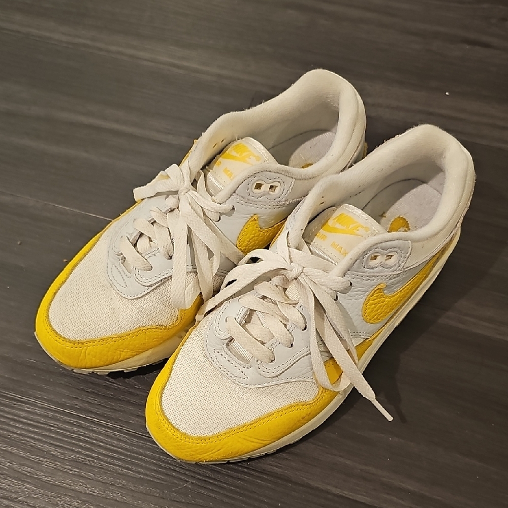 NIKE Yellow and White Sneakers